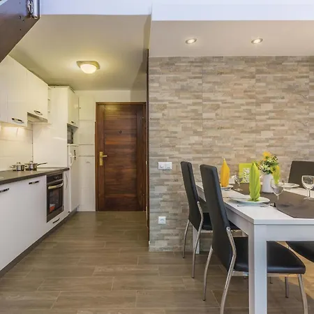Two-bedroom In Cervar Porat *