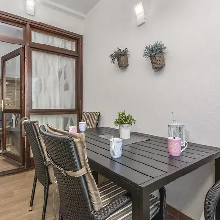 Two-bedroom In Cervar Porat