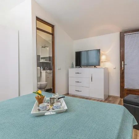 Apartmán Awesome In Cervar Porat With Wifi Poreč