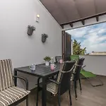 Two-bedroom In Cervar Porat Διαμέρισμα *
