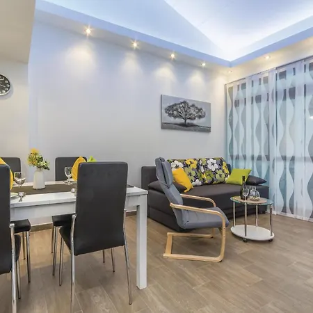 Two-bedroom In Cervar Porat *